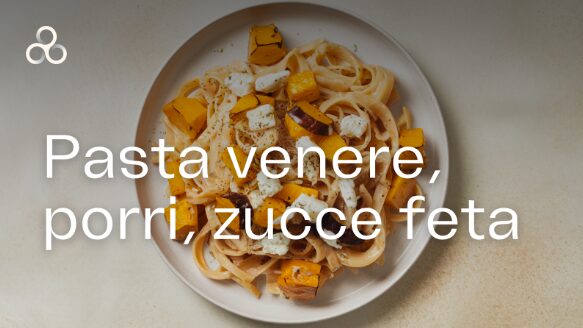 Pasta venere, zucca, porri e feta