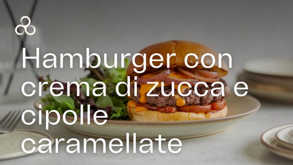 Hamburger con pane, crema di zucca e carota e cipolla stufata